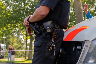 Amsterdam Güney Hollanda 21-9-2020 'deki ayaklanma sırasında polis memuru koruma altında.