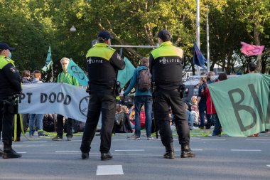 Polis Teşkilatı Göstericileri Koruyor Amsterdam Güney Hollanda 'da İsyan Yok Olma Gösterisi 21-9-2020