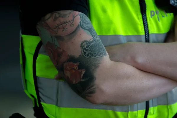 Mujer Policía Con Tatuajes Ámsterdam Países Bajos 2020 — Foto de Stock