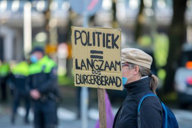 Hollanda 21-9-2020 Amsterdam 'daki Ayaklanma Yok Olma Gösterisinde Protestocu ilan panosu tutuyor