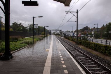Bilthoven 'daki Yağmurlu Tren İstasyonu Hollanda 25-9-2020