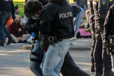 İsyan Göstericisi Amsterdam sokaklarında tutuklandı. Hollanda 25-9-2020