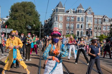 İsyan Göstericileri Amsterdam Blauwbrug Köprüsü 'nde Dans Ediyor Hollanda 19-9-2020