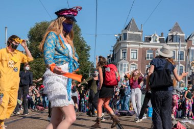İsyan Göstericileri Amsterdam Blauwbrug Köprüsü 'nde Dans Ediyor Hollanda 19-9-2020