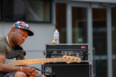 Bas gitarist Pati Basima Hollanda Festivali Amsterdam 2019 'da başka bir diva gösterisinin provalarında