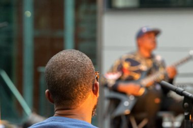 Bas gitarist Pati Basima Hollanda Festivali Amsterdam 2019 'da başka bir diva gösterisinin provalarında