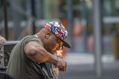 Bas gitarist Pati Basima Hollanda Festivali Amsterdam 2019 'da başka bir diva gösterisinin provalarında