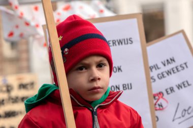 Hollanda Baraj Meydanı 2019 'da Daha İyi Bir Eğitim İçin Gösteri Yapan Çocuk