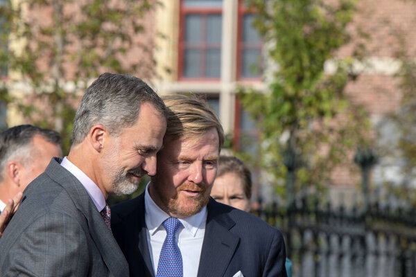 Король Виллем-Александр на выставке "Рембрандт и Вельцкес" в музее Рейхстага в Амстердаме, Нидерланды 2019