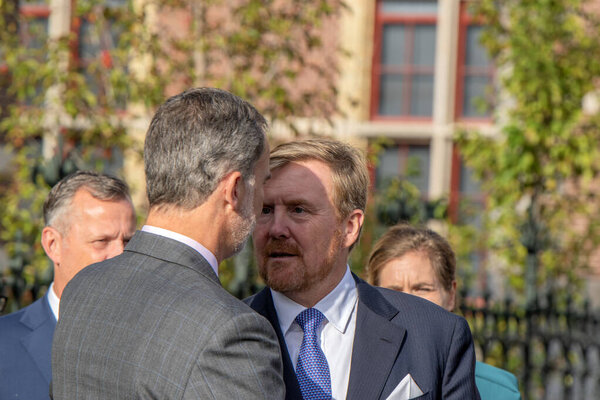 Король Виллем-Александр на выставке "Рембрандт и Вельцкес" в музее Рейхстага в Амстердаме, Нидерланды 2019