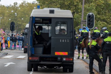 İşteki 1. Gün Polisi Hollanda 2019 'daki Soykırım İsyan Grubundan İklim Gösterisi