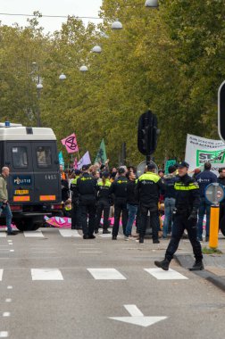 İşteki 1. Gün Polisi Hollanda 2019 'daki Soykırım İsyan Grubundan İklim Gösterisi