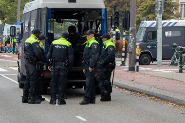 İşteki 1. Gün Polisi Hollanda 2019 'daki Soykırım İsyan Grubundan İklim Gösterisi