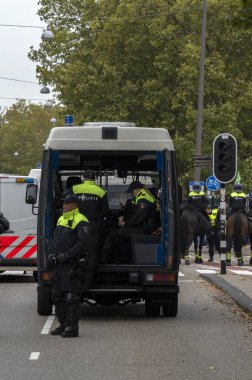 İşteki 1. Gün Polisi Hollanda 2019 'daki Soykırım İsyan Grubundan İklim Gösterisi
