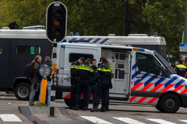 İşteki Birinci Gün Polisi Protestocuyu Tutukladı Hollanda 2019 'daki Soykırım İsyan Grubu' ndan İklim Gösterisi