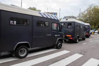 2nci Gün Polisi, Hollanda, Gustav Mahlerpley 'deki İklim İsyan Grubu' ndan İklim Gösterisi 'nde sokaklarda devriye geziyor.