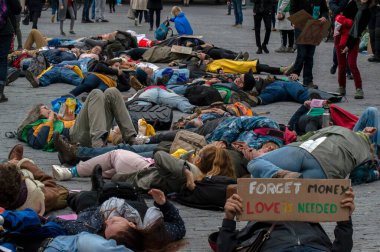 ABN AMRO Banka Binası önündeki Gustav Mahlerplein 'daki 2. gün protestocuları Hollanda 2019