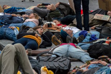 ABN AMRO Banka Binası önündeki Gustav Mahlerplein 'daki 2. gün protestocuları Hollanda 2019