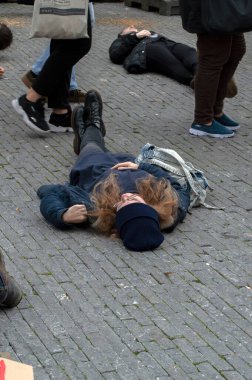 ABN AMRO Banka Binası önündeki Gustav Mahlerplein 'daki 2. gün protestocuları Hollanda 2019