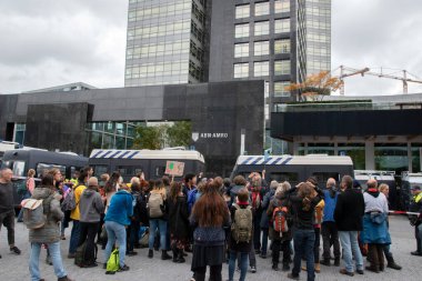 Amsterdam 'daki Soykırım İsyanı' ndan İklim Gösterisi İçin Küçük Bir Protestocu Grubu 2019
