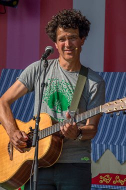 Dirk Scheele Amsterdam Uitmarkt Festivali 'nde çalıyor. Hollanda 2019