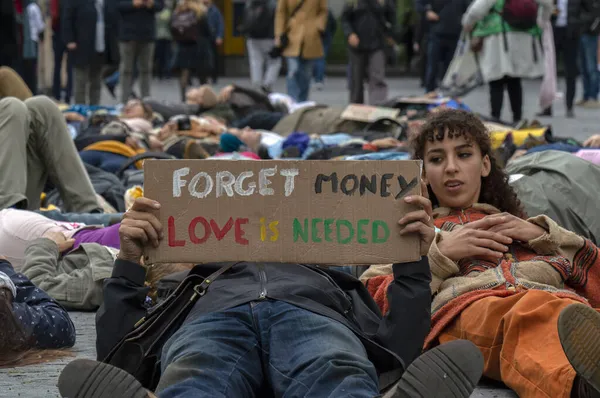 День Протестующие Здания Abn Amro Bank Amsterdam Netherlands 2019Day Протестующие — стоковое фото