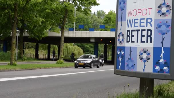 Billboard Corona Wird Besser Thema Amsterdam Netehrlands 2020 — Stockvideo