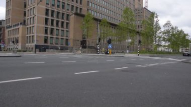 Hollanda 15 Mayıs 2020 'de Wibautstraat Caddesi' ndeki HVA binasında trafik vardı.