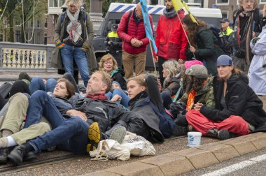 Blauwebrug 'daki son protestoculardan biri Amsterdam' daki yok oluş direniş grubunun iklim gösterisinde 2019