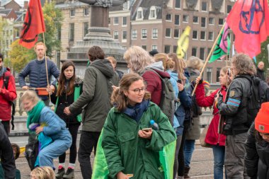 Blauwebrug 'daki son protestoculardan biri Amsterdam' daki yok oluş direniş grubunun iklim gösterisinde 2019