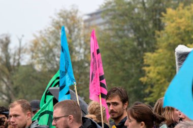Blauwebrug 'daki son protestoculardan biri Amsterdam' daki yok oluş direniş grubunun iklim gösterisinde 2019