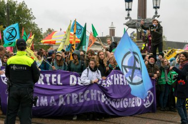 Blauwebrug 'daki son protestoculardan biri Amsterdam' daki yok oluş direniş grubunun iklim gösterisinde 2019