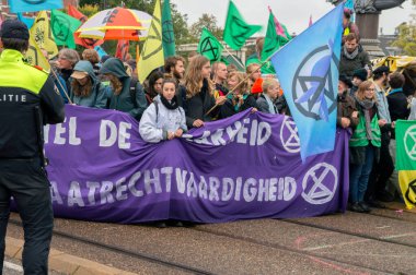 Blauwebrug 'daki son protestoculardan biri Amsterdam' daki yok oluş direniş grubunun iklim gösterisinde 2019