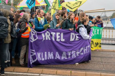 Blauwebrug 'daki son protestoculardan biri Amsterdam' daki yok oluş direniş grubunun iklim gösterisinde 2019