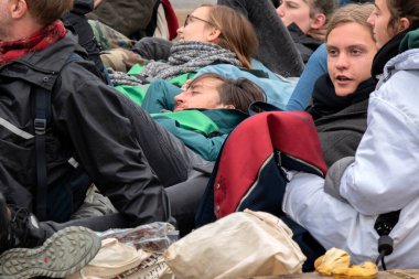 Blauwebrug 'daki son protestoculardan biri Amsterdam' daki yok oluş direniş grubunun iklim gösterisinde 2019