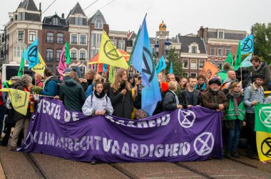 Blauwebrug 'daki son protestoculardan biri Amsterdam' daki yok oluş direniş grubunun iklim gösterisinde 2019