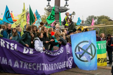 Blauwebrug 'daki son protestoculardan biri Amsterdam' daki yok oluş direniş grubunun iklim gösterisinde 2019