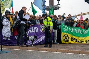 Blauwebrug 'daki son protestoculardan biri Amsterdam' daki yok oluş direniş grubunun iklim gösterisinde 2019