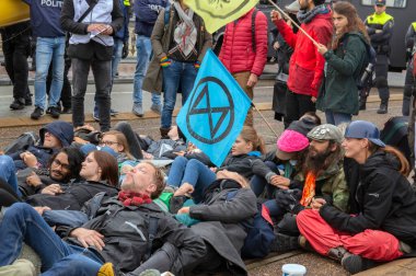Blauwebrug 'daki son protestoculardan biri Amsterdam' daki yok oluş direniş grubunun iklim gösterisinde 2019