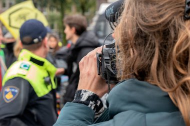 Blauwebrug 'da çalışan fotoğrafçılar, Hollanda 2019' da Amsterdam 'daki yok oluş isyan grubunun iklim gösterisinde.
