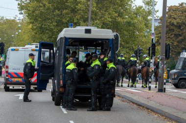 Hollanda 2019, Amsterdam 'daki Soykırım İsyanı' nın iklim gösterisinde polis ve adli tıp aracı.