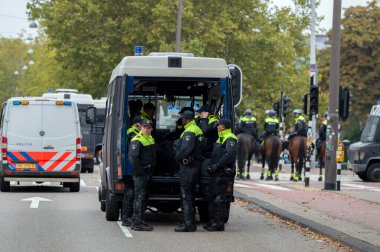 Hollanda 2019, Amsterdam 'daki Soykırım İsyanı' nın iklim gösterisinde polis ve adli tıp aracı.
