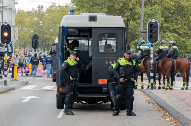 Hollanda 2019, Amsterdam 'daki Soykırım İsyanı' nın iklim gösterisinde polis ve adli tıp aracı.