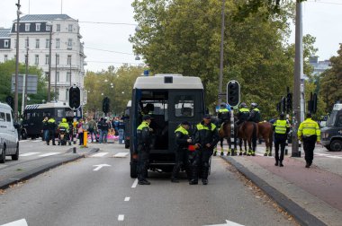 Hollanda 2019, Amsterdam 'daki Soykırım İsyanı' nın iklim gösterisinde polis ve adli tıp aracı.