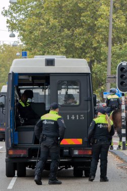 Hollanda 2019, Amsterdam 'daki Soykırım İsyanı' nın iklim gösterisinde polis ve adli tıp aracı.