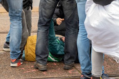 Polis, Hollanda 2019 'da Hollanda' da düzenlenen iklim gösterisi sırasında Blauwebrug 'da protestocuları tutukladı