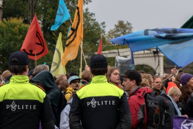 Hollanda 2019, Hollanda 'daki Soyu Tükenen İsyan Grubu' nun Blauwebrug 'daki iklim gösterisinde polis iş başında.