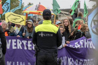 Hollanda 2019, Hollanda 'daki Soyu Tükenen İsyan Grubu' nun Blauwebrug 'daki iklim gösterisinde polis iş başında.