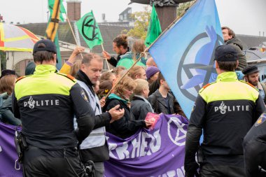 Hollanda 2019, Hollanda 'daki Soyu Tükenen İsyan Grubu' nun Blauwebrug 'daki iklim gösterisinde polis iş başında.