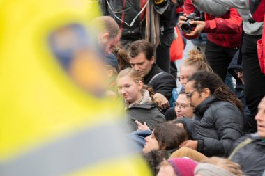 Polis ve Protestocular, Hollanda 2019 'da Amsterdam' daki Yok Olma İsyanı 'nın iklim gösterisinde